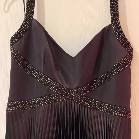 Evening gown by Laundry by Shelli Segal - Picture 4 of 13